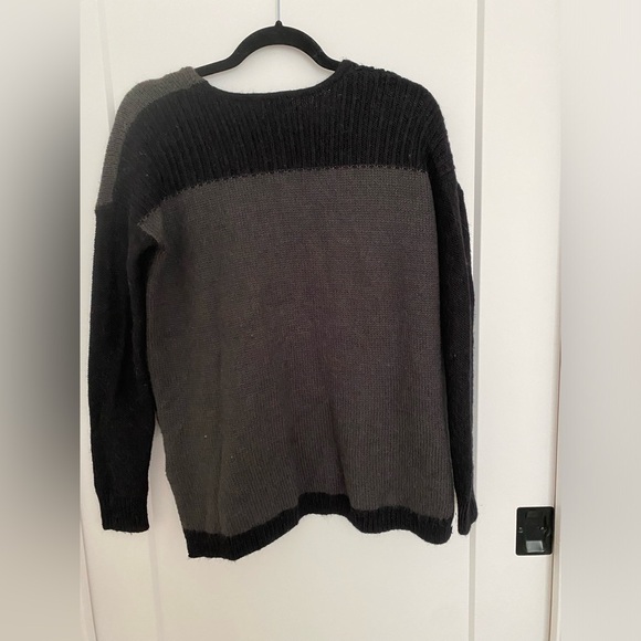 DKNY Sweater - Picture 3 of 3